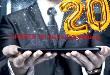 Ein Geschäftsmann im Anzug hält ein Tablet mit beiden Händen. Über dem Tablet sind vernetzte Datenpunkte und Linien als digitales Netzwerk dargestellt. In der Mitte steht in roter Schrift: „UPDATE Wirtschaftsprüfung.